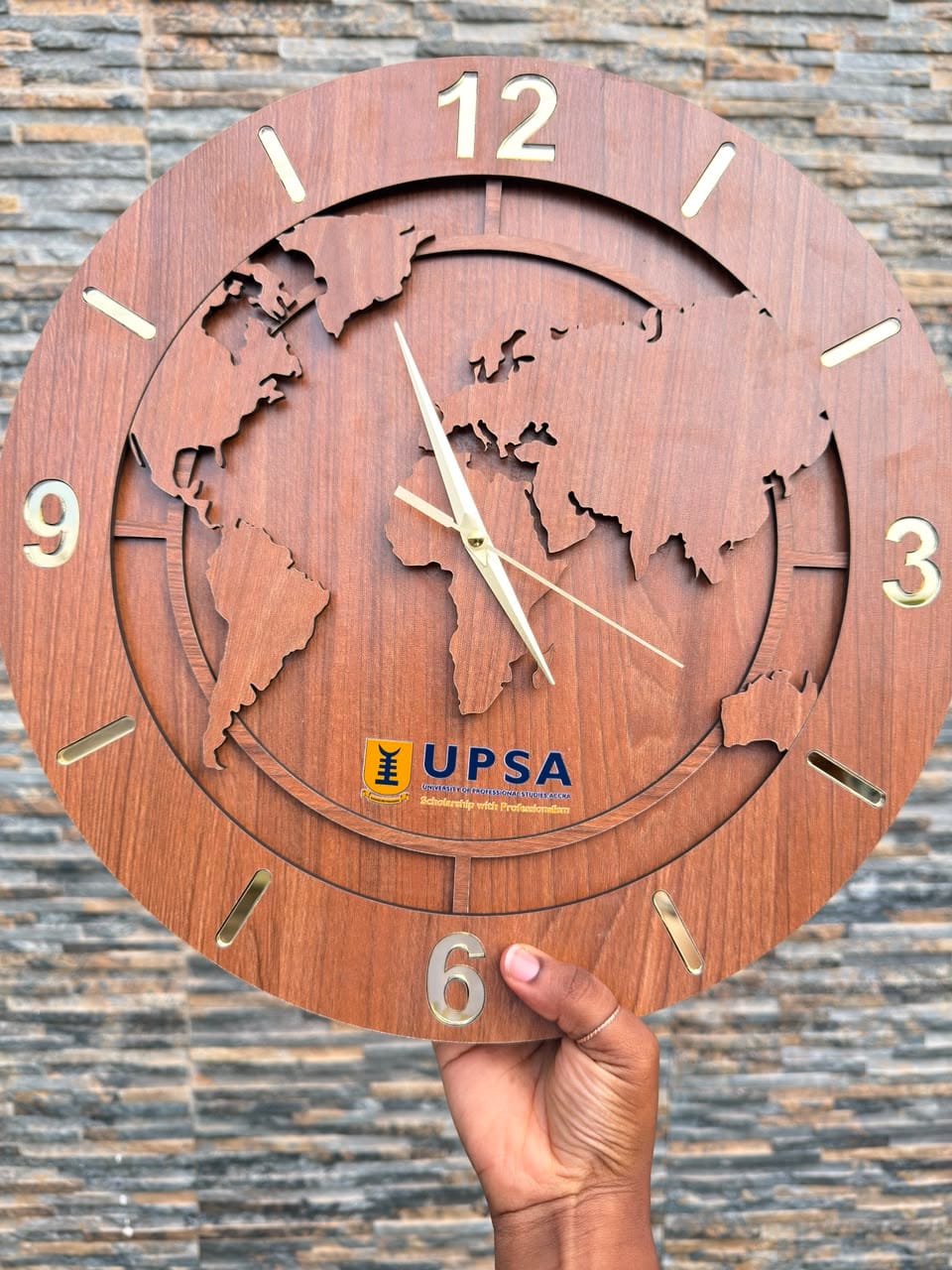 Wooden Clock – Timeless Corporate Elegance